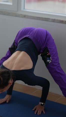 mujer haciendo postura de yoga