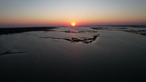 fotografía del sol poniéndose sobre el sonido de bogue en carolina del norte