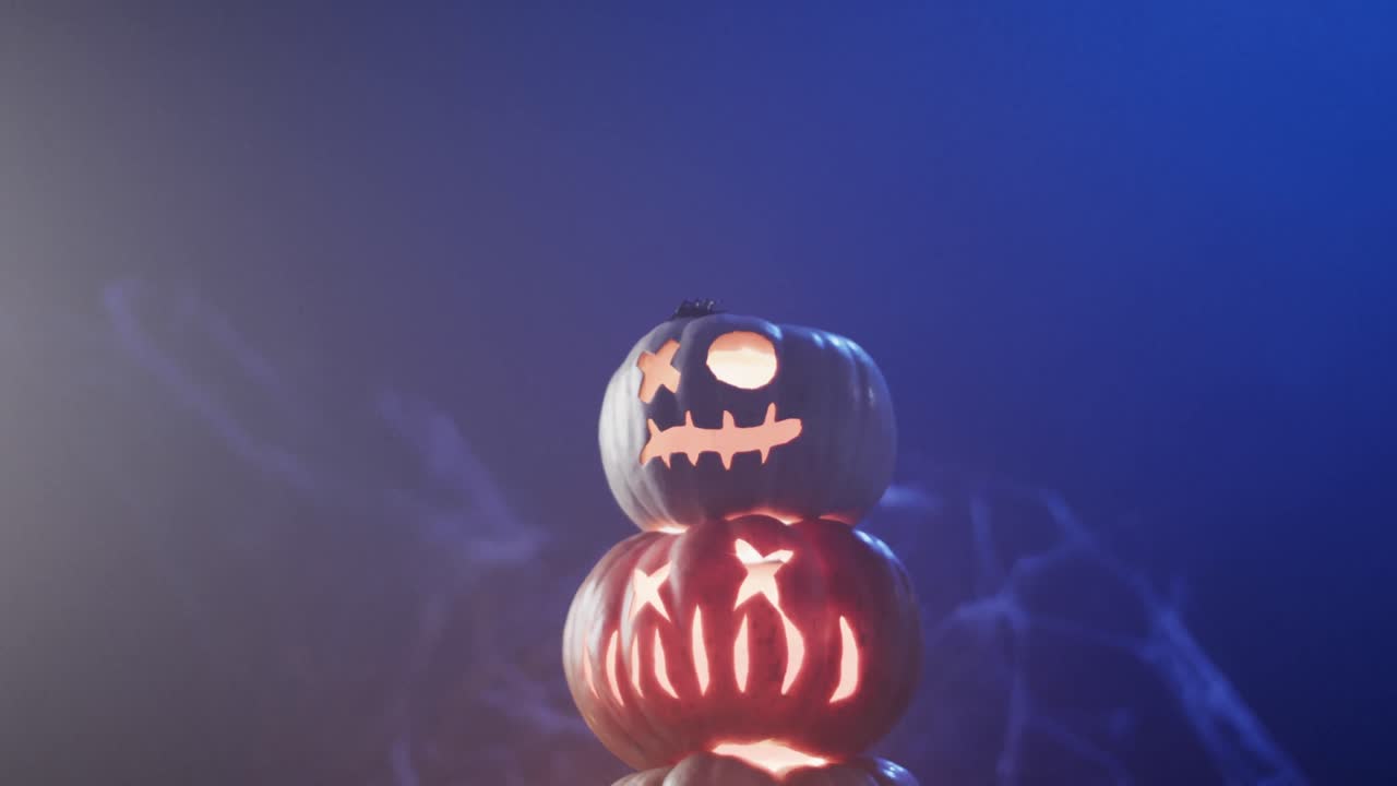 video de calabazas talladas de halloween y humo con espacio de copia en fondo azul