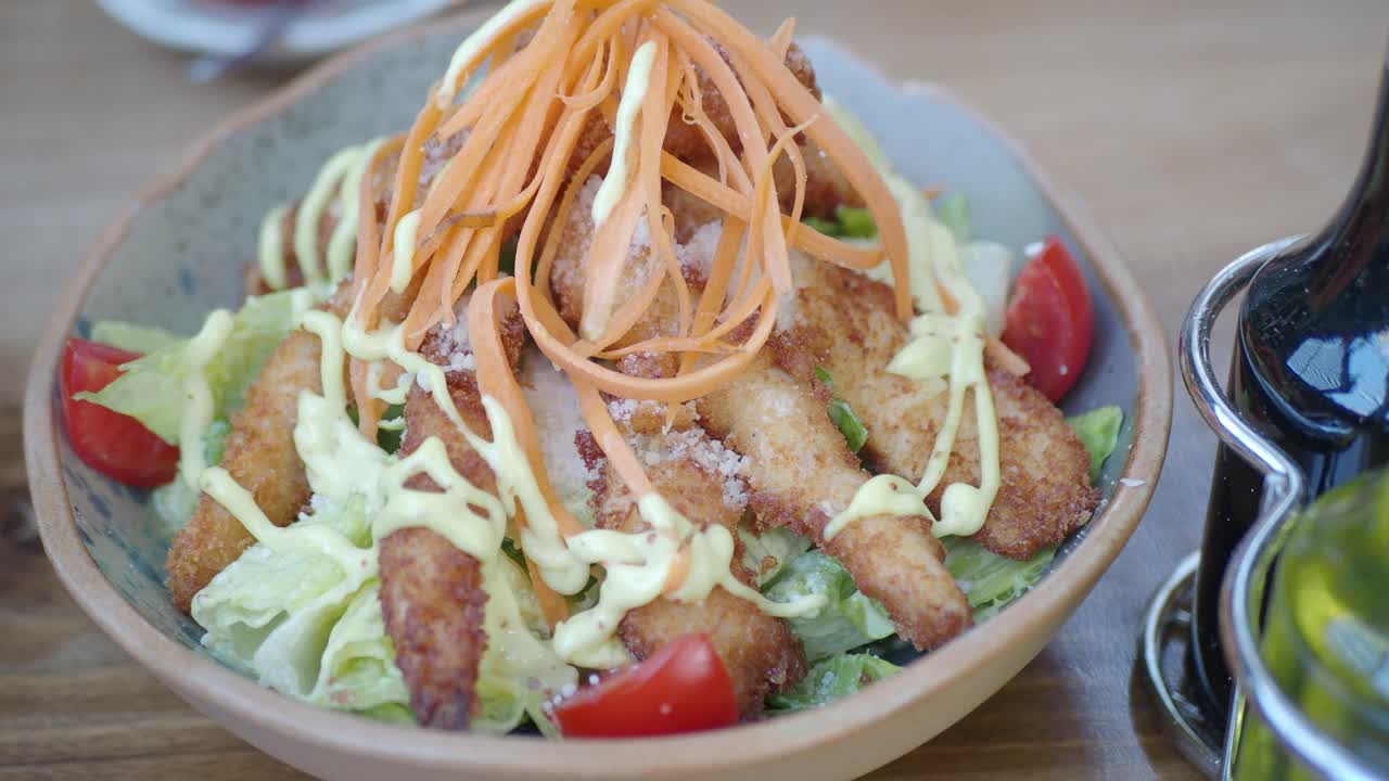 ensalada de pollo crujiente césar
