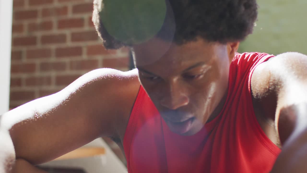 건강한 아프리카계 미국인 남자가 집에서 운동하고 집에서 피곤하게 휴식을 취하고 있습니다.