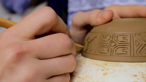 engraving, shaping a new pottery item