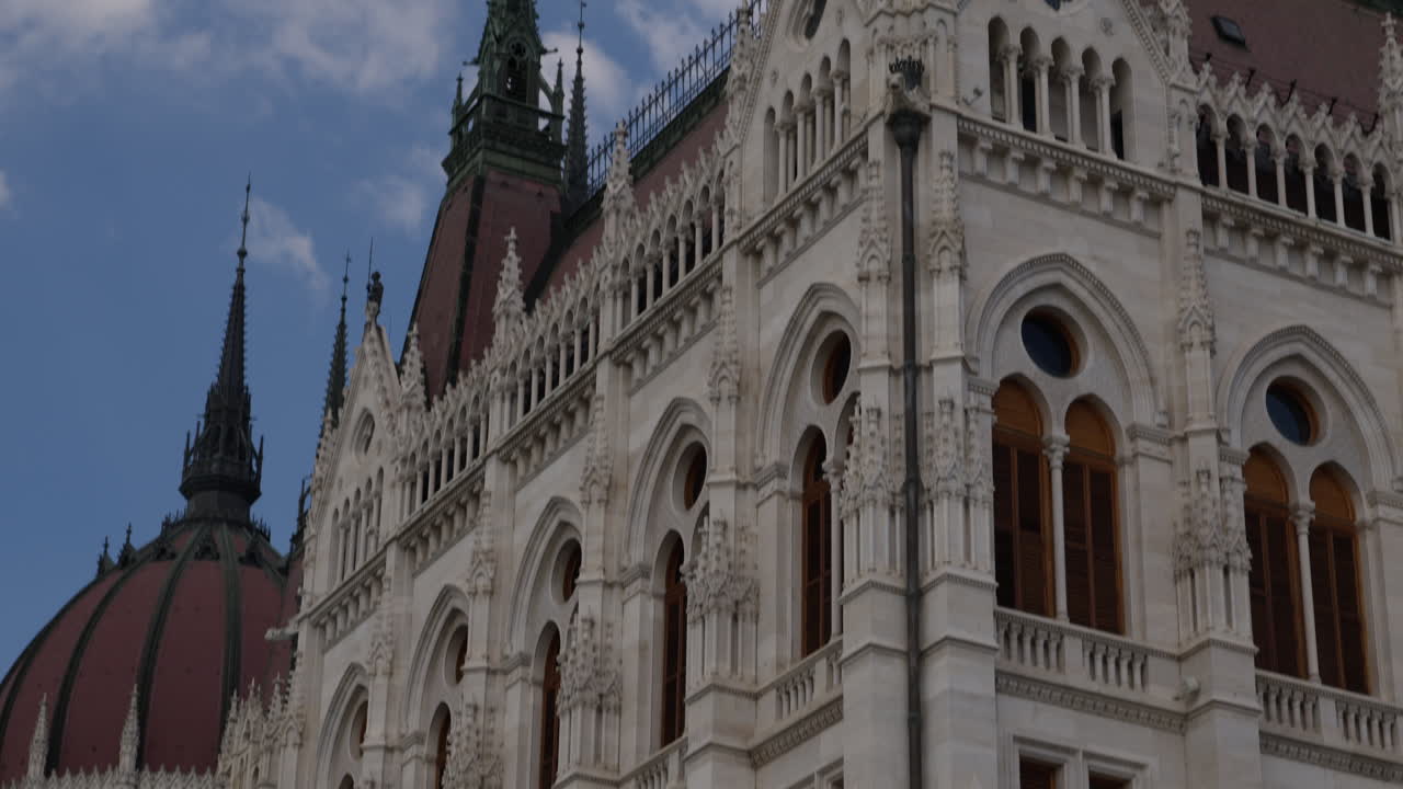 destacando el estilo renacentista gótico del edificio del parlamento húngaro