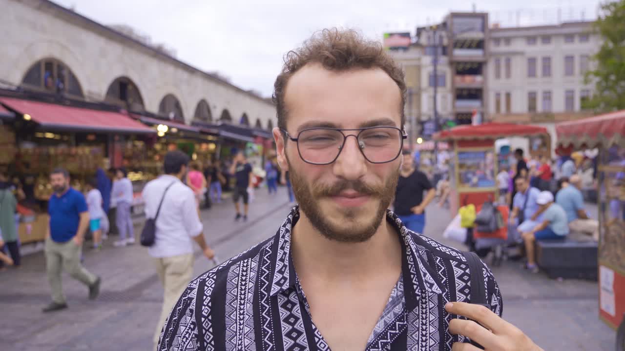 스타일리시한 젊은이가 거리를  ⁇ 고 있습니다.