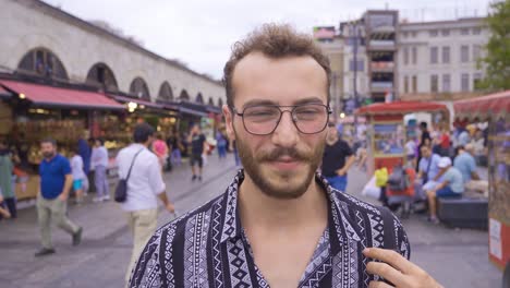 un joven con estilo caminando por la calle.