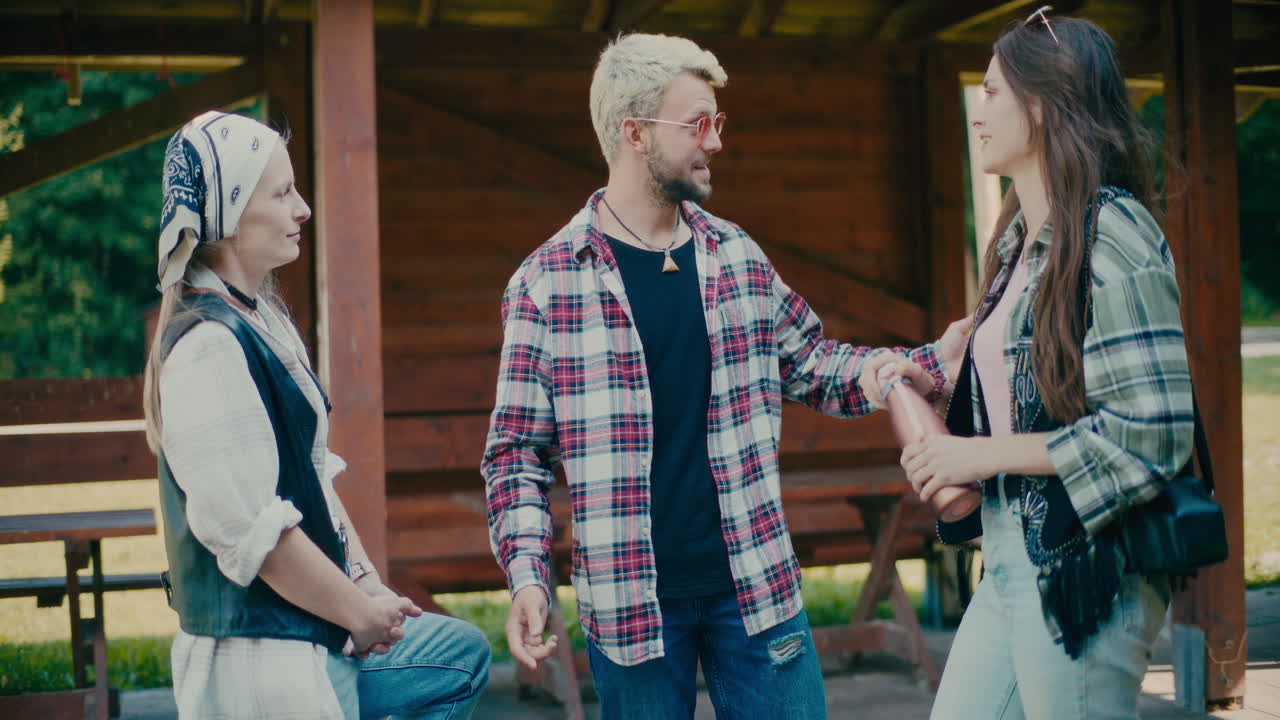 휴가 중 여자 친구들과 대화하는 남자