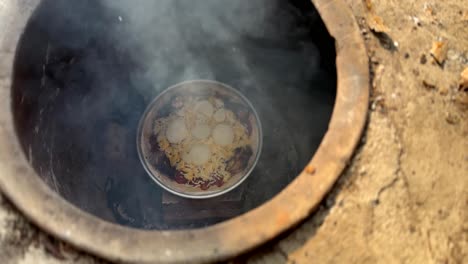 Pizza-De-Pollo-En-Un-Horno-Tradicional-De-Leña-De-Carbón-Hecho-Con-Arcilla-En-Una-Zona-Rural-En-El-Desierto-De-La-Aldea-Y-Concepto-De-Cocina-De-Comida-Para-Acampar-Humo-Y-Barbacoa-Cultura-Gastronómica-Deliciosa-Irán-Medio-Oriente