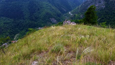 Las-Montañas-Del-Valle-De-Maira-Dominadas-Por-La-Roca-Provenzal,-Italia