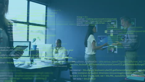 animación del procesamiento de datos digitales sobre diversas personas de negocios en la oficina