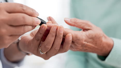 manos, diabetes y un médico con un paciente