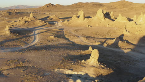 Vista-Aérea-De-Los-Pináculos-De-Trona-Durante-El-Amanecer