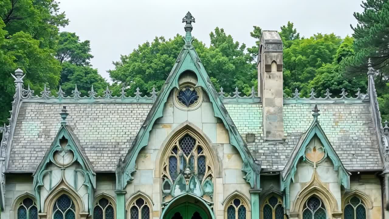 초록색 문과 창문이 있는 큰 돌 건물