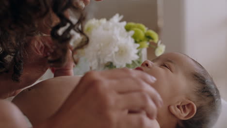 de cerca madre feliz jugando con el bebé en casa madre amorosa cuidando al niño pequeño divirtiéndose padre vinculándose con el niño disfrutando de la maternidad cuidado de niños