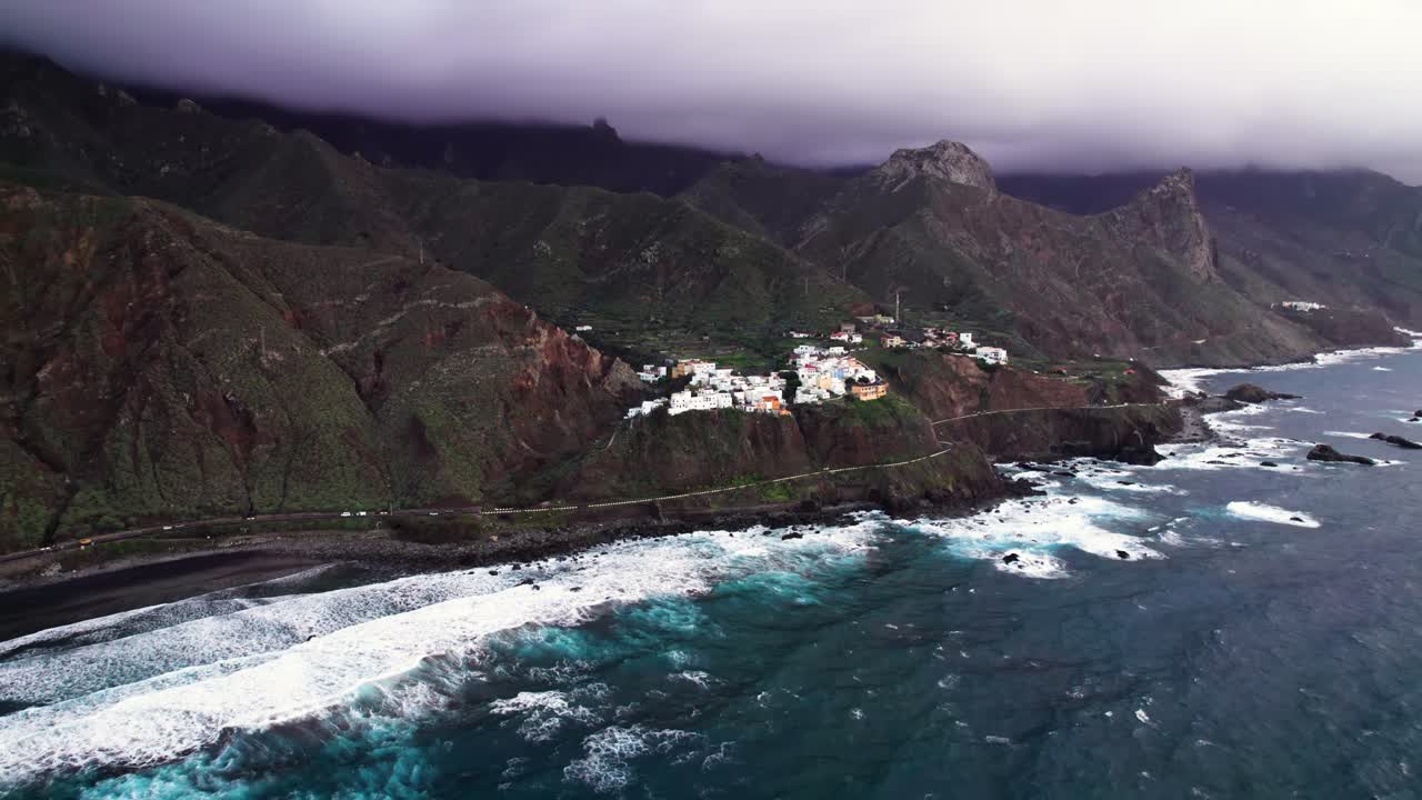 Tilt up aereo di un villaggio remoto su costa vulcanica verde a Tenerife