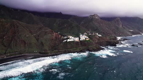 Luftaufnahme-Eines-Abgelegenen-Dorfes-An-Der-Vulkanischen-Grünen-Küste-Auf-Teneriffa