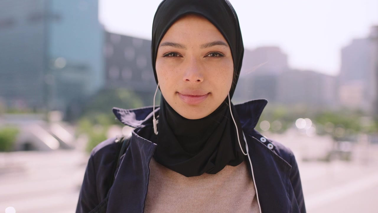 Ritratto di una giovane donna con hijab in un contesto urbano