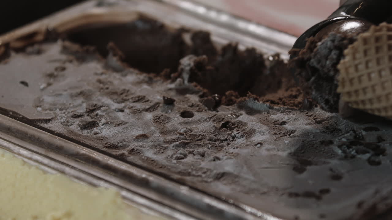 콘에 초콜릿 아이스크림을 퍼서