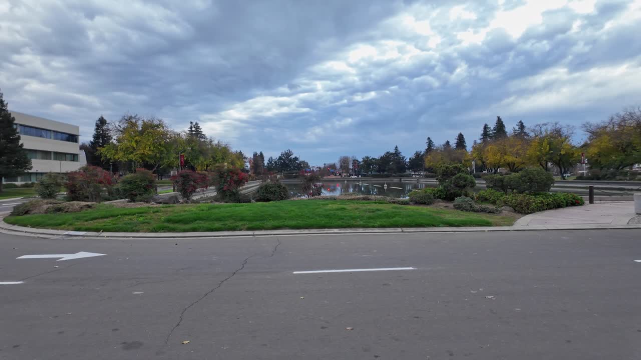 Da una prospettiva pedonale, la CSU Stanislaus appare accogliente e ampia, con passerelle alberate e spazi attivi del campus che trasmettono il personaggio e l'atmosfera dell'ambiente universitario.