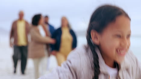 Große-Familie-Am-Strand,-Die-Mit-Den-Eltern-Spielt