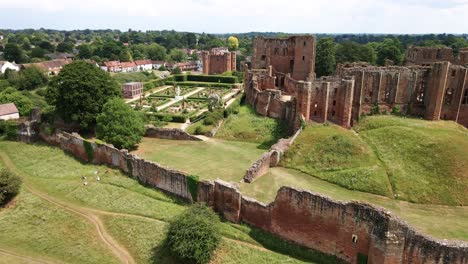 Impresionante-Vista-Aérea-De-Las-Ruinas-Turísticas-Del-Castillo-De-Kenilworth-En-Inglaterra