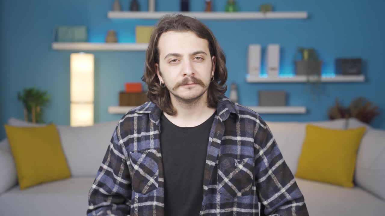 un hombre que escucha y aprueba. él asiente.