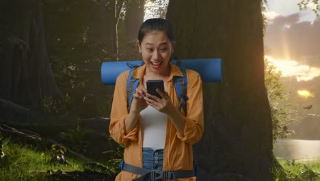 mujer reacciona a un mensaje de texto en un bosque