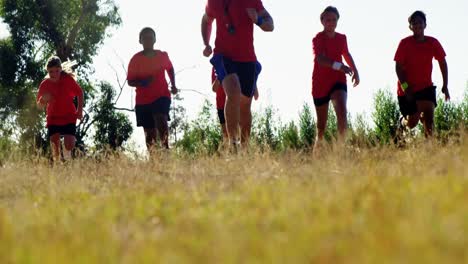 Entrenador-Entrenando-A-Niños-En-El-Campo-De-Entrenamiento.