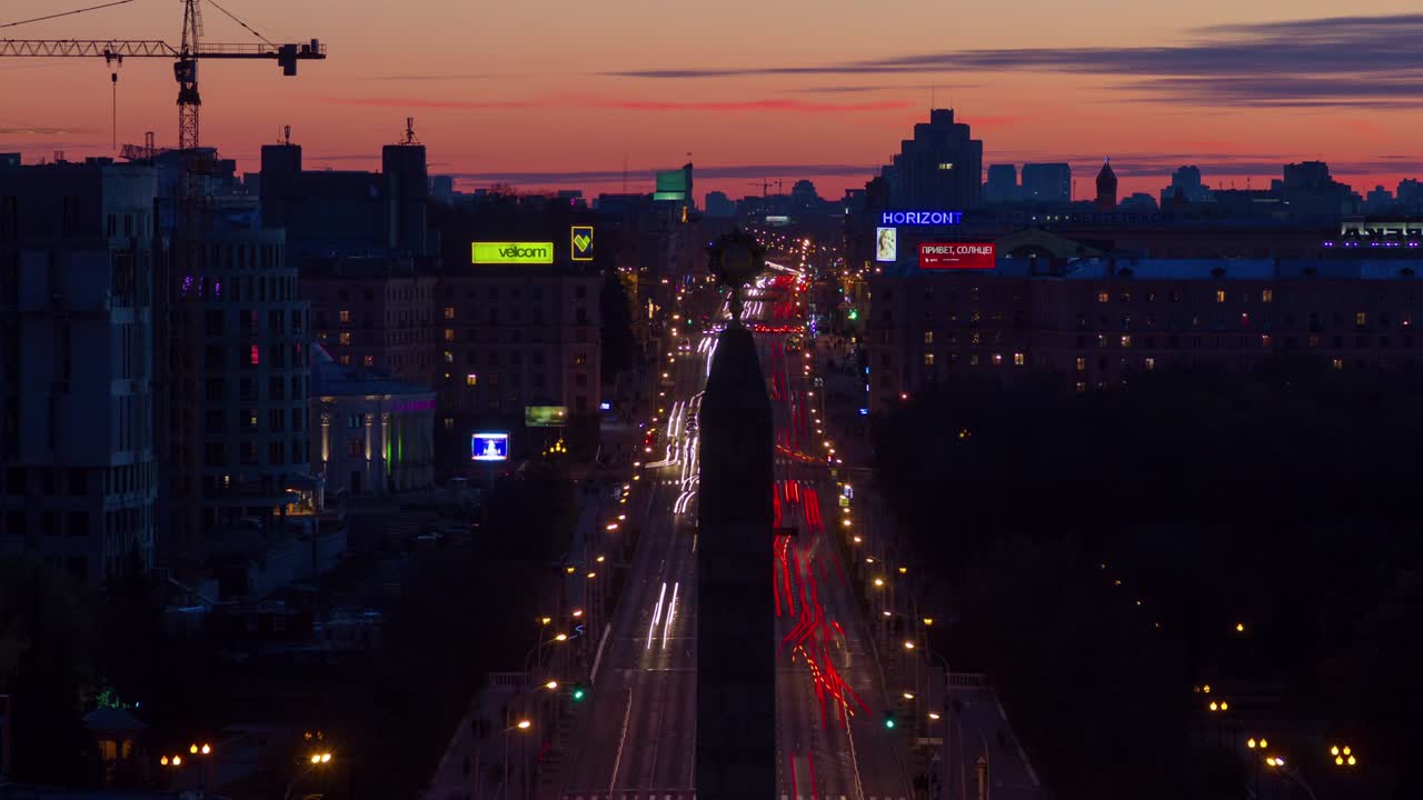 일몰 하늘 민스크 빅토리 스어 트래픽 애비뉴 지붕 기념비 파노라마 4k 타임스 벨라루스