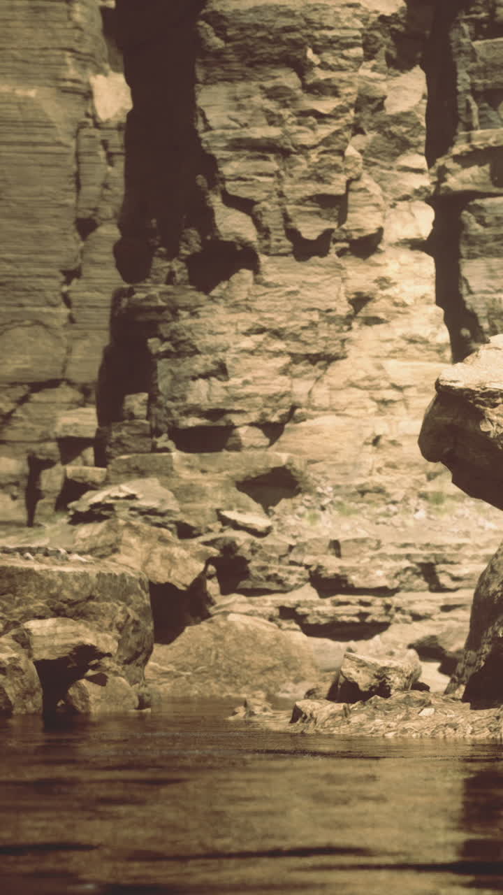 Rocce e acqua sulla riva di un fiume in un ambiente naturale in una giornata di sole