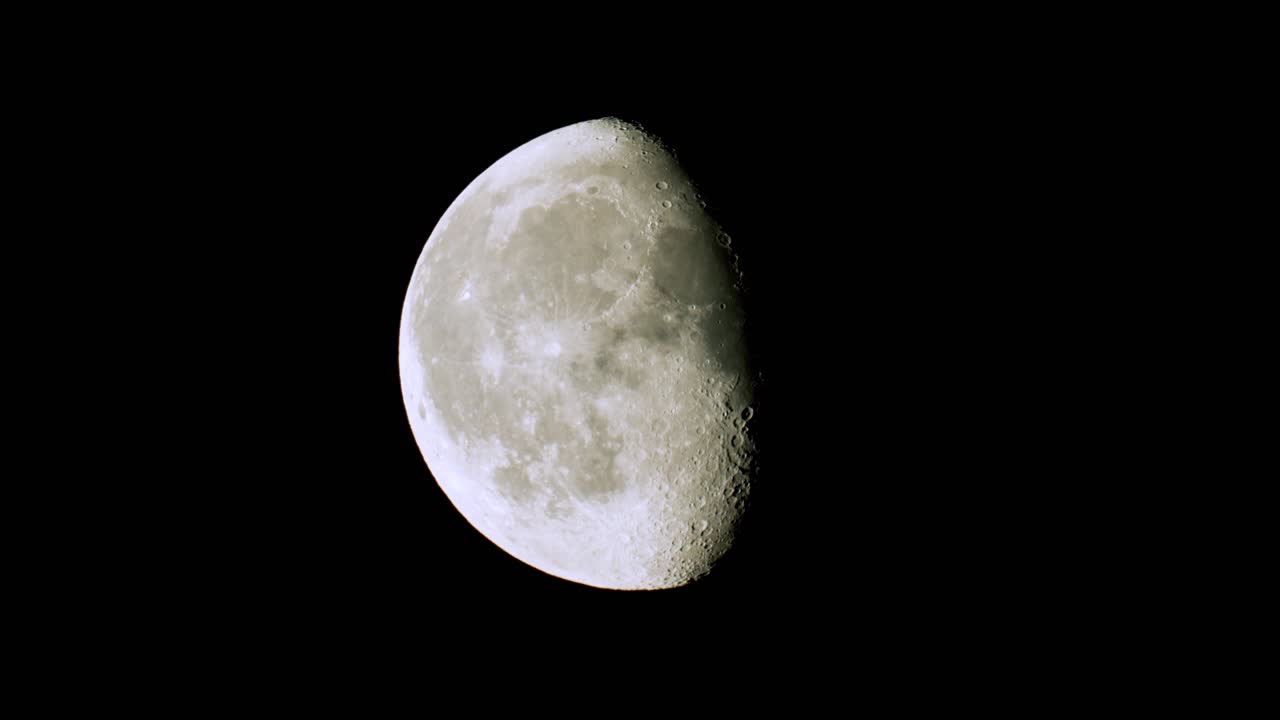 cierre de la fase lunar gibosa menguante con cráteres y terminador
