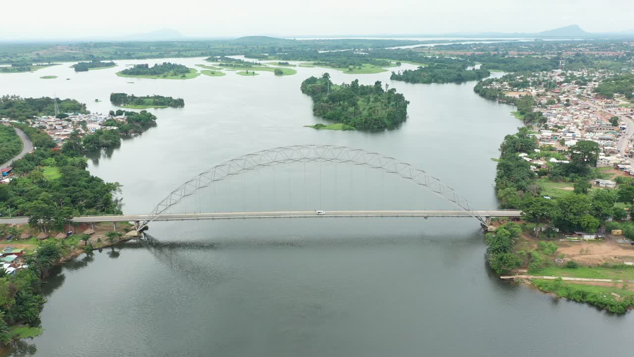 cruce del puente adomi en ghana