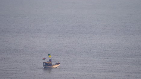 Barco-En-Movimiento-Bandra-Worli-Mumbai-India-Barco-De-Pesca-Local-Viajando-En-El-Mar-Mar-Pescador-India