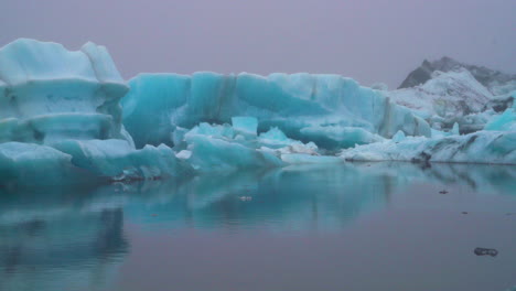 los icebergs en la laguna glacial de jokulsarlon en islandia.