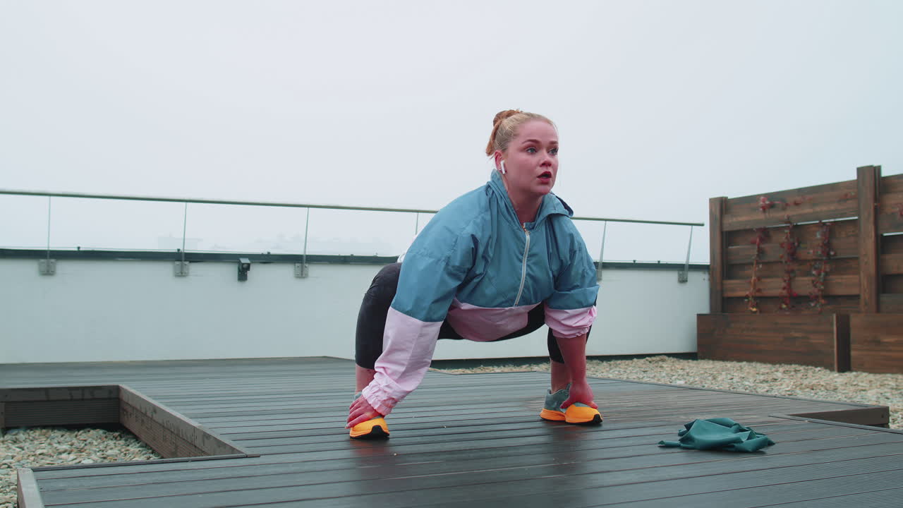 fitness chica haciendo ejercicio entrenamiento cardio sentadillas ejercicios al aire libre, pérdida de peso, quema de grasa