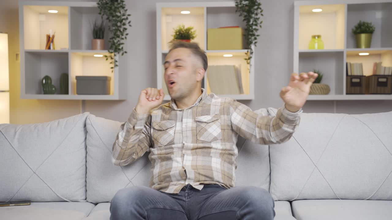 기 ⁇ 으로 가득 찬 행복한 춤추는 남자.