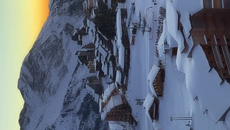 Mañana-Tranquila-En-La-Estación-De-Esquí-De-Avoriaz-En-Los-Alpes-Franceses,-Toma-Panorámica-Vertical