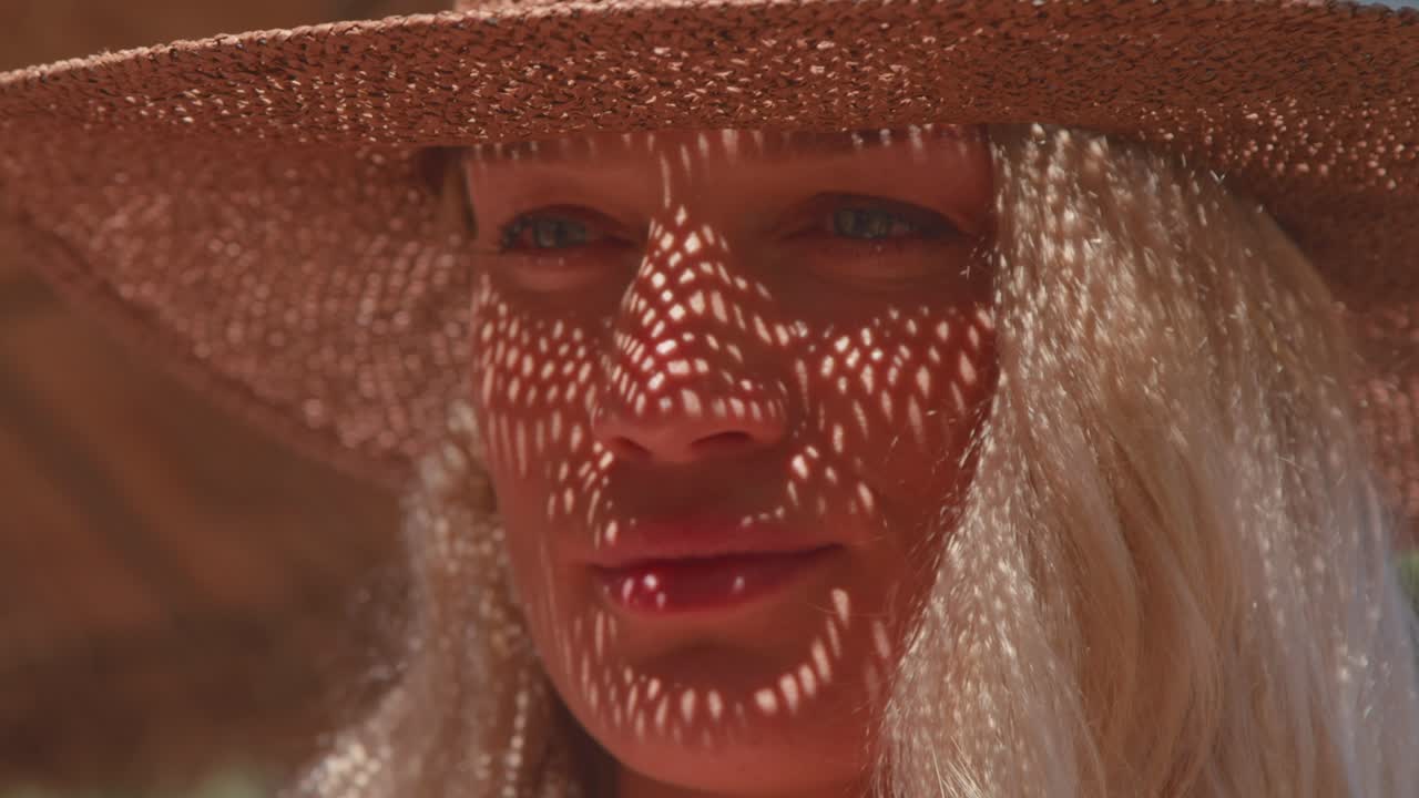 спокойный путешественник, отдыхающий в солнечном свете на синем небе.