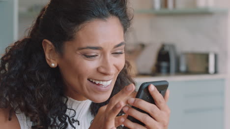 Mujer-Feliz-Usando-Un-Teléfono-Inteligente-Viendo-Entretenimiento-En-Línea-Leyendo-Mensajes-Divertidos-En-Las-Redes-Sociales-Disfrutando-De-Mensajes-De-Texto-En-Casa