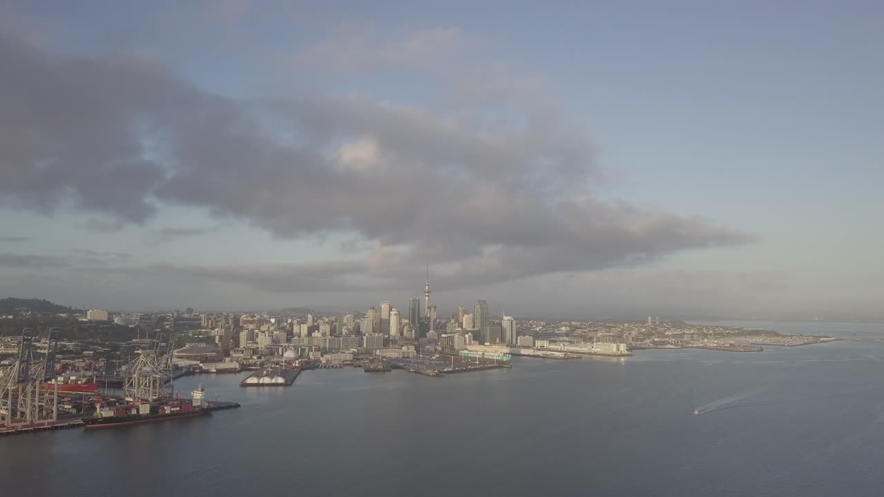 droneshot ascendiendo para revelar auckland cbd.mp4