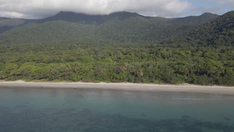 Cielo-Nublado-Sobre-Densas-Montañas-Forestales-En-Myall-Beach-En-Cape-Tribulation,-Queensland,-Australia