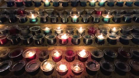 filas de velas parpadeando en la oscuridad