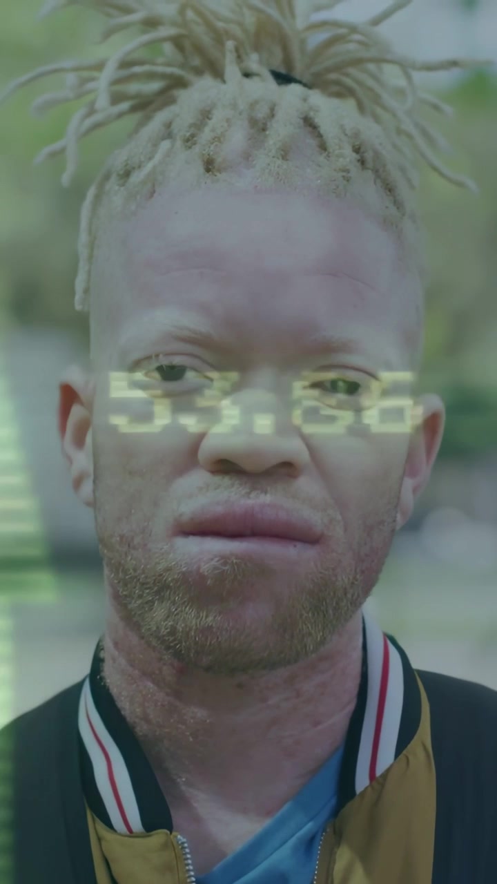 Video verticale: Uomo che fissa lo sguardo in un parco, tecnologia AR che rileva il volto sovrapponendo una barra crescente e dati