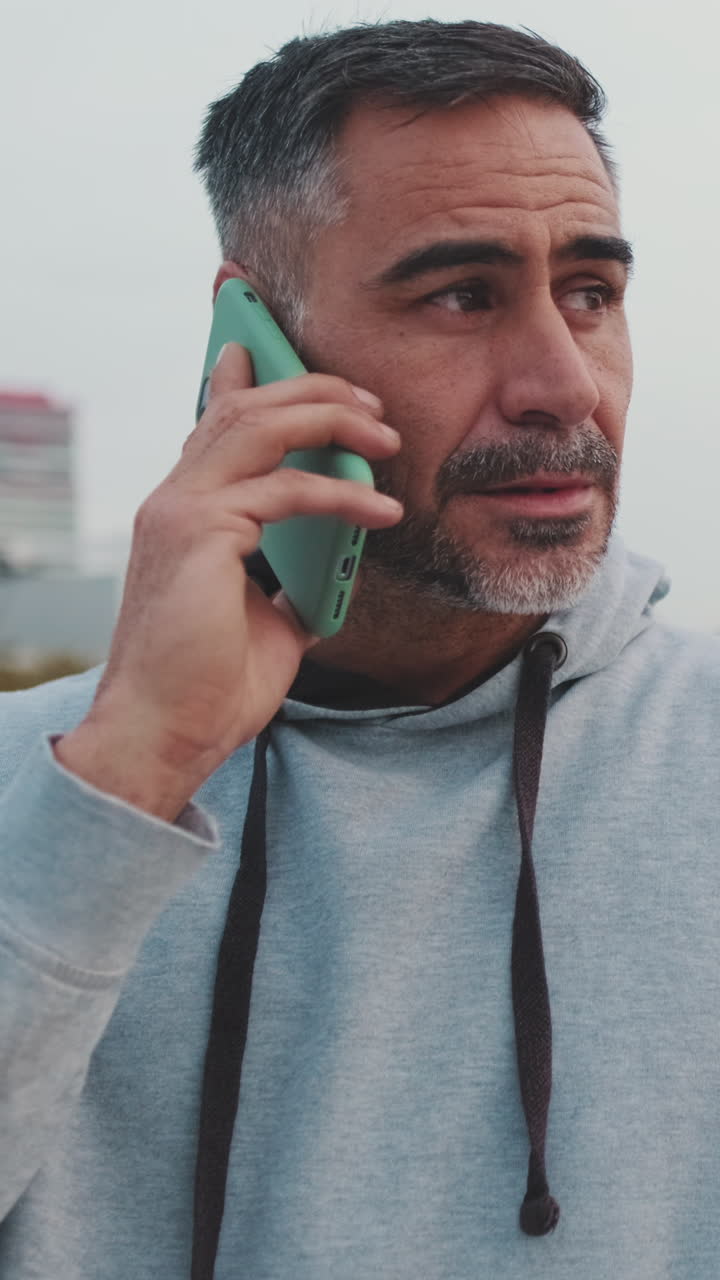 Hombre hablando por teléfono