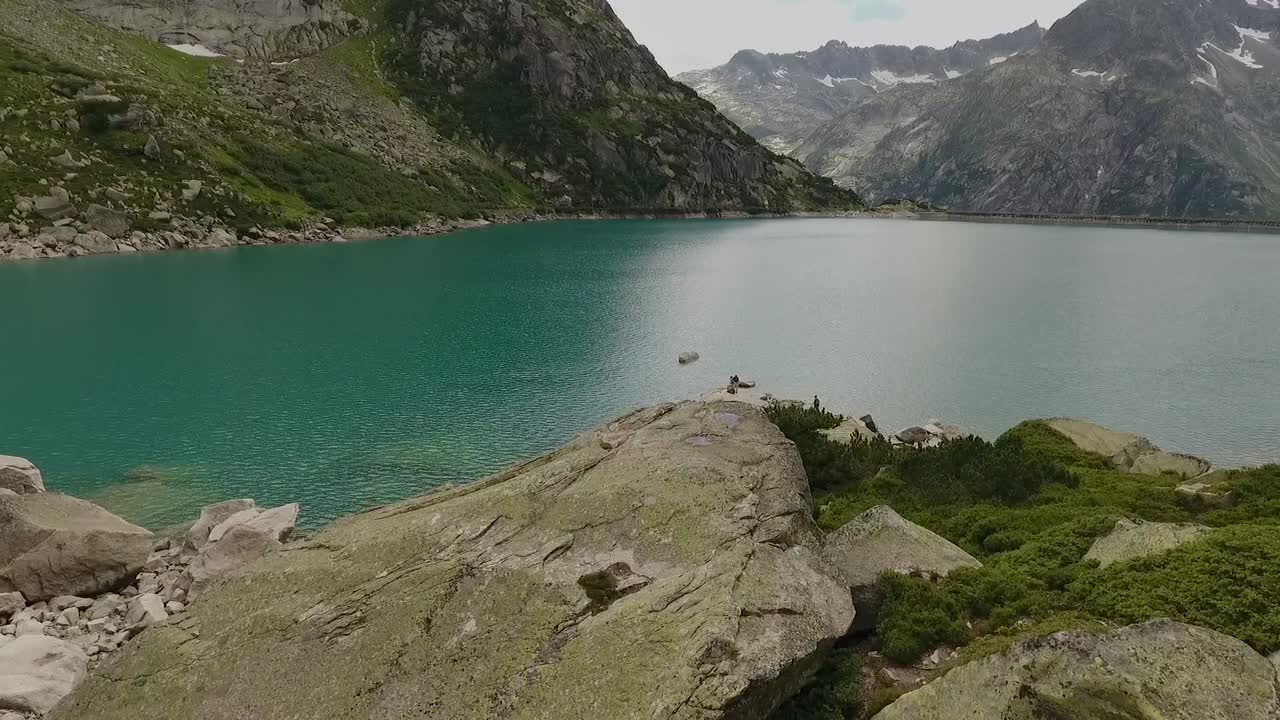 lago di montagna nelle alpi svizzere, bacino idrico in mezzo alle montagne