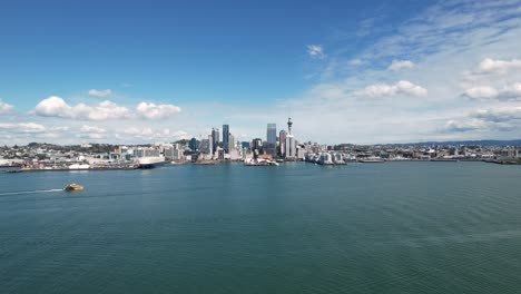 Toma-Aérea-Del-Cbd-De-Auckland-Y-La-Torre-Del-Cielo-Con-El-Puerto-De-Waitemata-4k