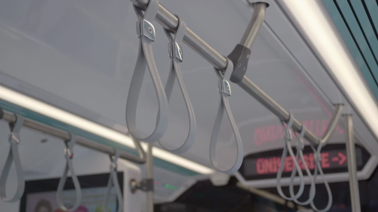 버스 안의 드레일의 근접