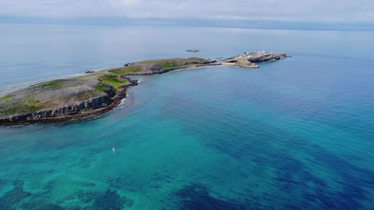 Isola di Santa Bárbara, Arcipelago di Abrolhos, Brasile, con il Faro di Abrolhos costruito nel 1861 su un'isola vulcanica circondata da una piattaforma di barriera corallina all'interno di un parco nazionale marino nell'Atlantico meridionale, vista aerea frontale