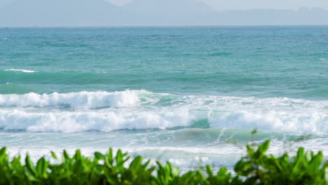 Türkisfarbenes-Meer,-Schäumende-Wellen,-Die-über-Den-Strand-Krachen