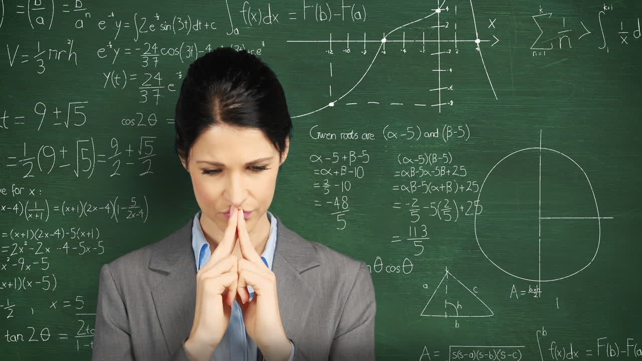 Wanita berpikir di depan papan tulis dengan perhitungan matematika bergerak