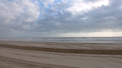 POV-Eines-Langsam-Fahrenden-Fahrzeugs-Am-Strand-Und-In-Der-Nähe-Der-Dünen-An-Der-North-Padre-Island-National-Seashore-In-Der-Nähe-Von-Corpus-Christi,-Texas,-USA,-Während-Sich-Ein-Sturm-Nähert